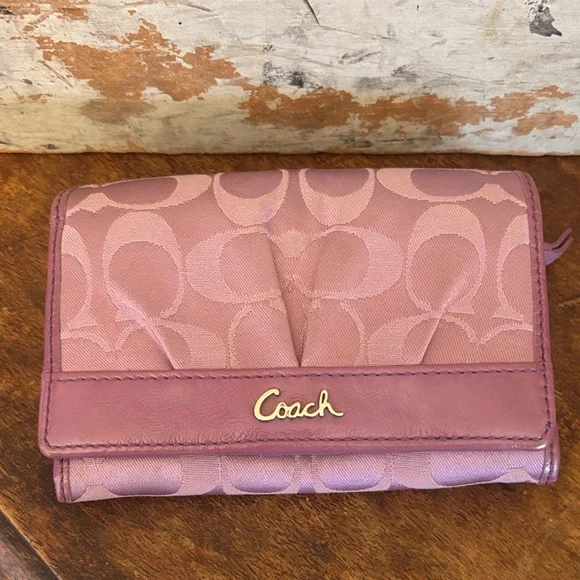 Coach SoHo Pleat Mauve Signature Wallet - Picture 2 of 10